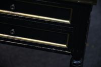 Paire de tables de nuit en bois laqué noir ouvrant par deux … (photo 3)