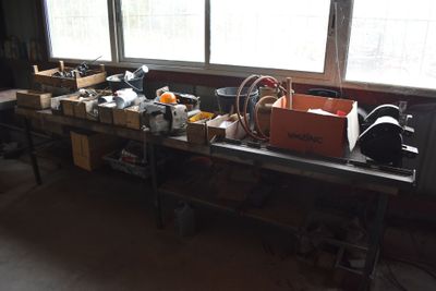 une pièce encombrée, avec des outils posés sur une table