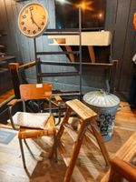 Lot de petit mobilier : un tabouret escabeau, un fauteuil d'…