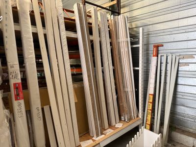 de nombreux types de portes différents dans un entrepôt