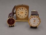 deux montres assises l'une à côté de l'autre sur une table
