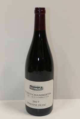 une bouteille de vin posée sur une table