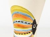 un vase blanc orné d'un motif représentant des poissons colorés