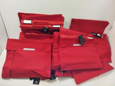 de nombreux sacs rouges posés sur une table blanche