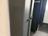 un réfrigérateur qui se trouve dans un coin de la pièce