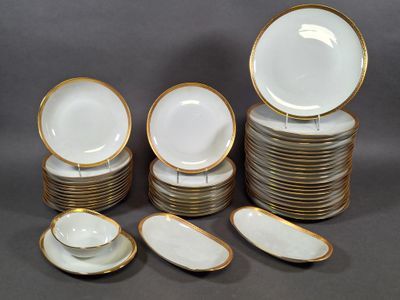 une image représentant une pile d'assiettes aux bords dorés