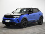 un SUV bleu garé sur un sol à damier dans une pièce