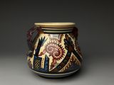 un vase orné d'un motif sur un fond gris