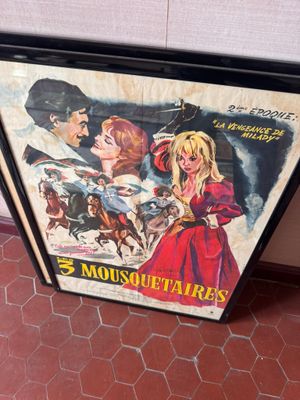 une photo d'une affiche de cinéma accrochée au mur