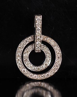 un gros plan d'un pendentif en diamant posé sur une surface noire