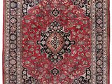 un tapis rouge et noir orné d'un motif en médaillon