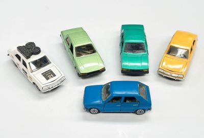 plusieurs petites voitures sont alignées en cercle sur une surface blanche