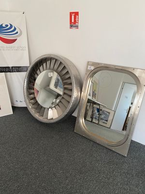 deux miroirs posés par terre l'un à côté de l'autre