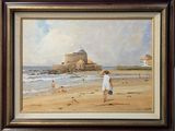 tableau représentant une femme marchant sur une plage, avec un château en arrière-plan