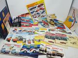beaucoup de livres et de magazines sur la table