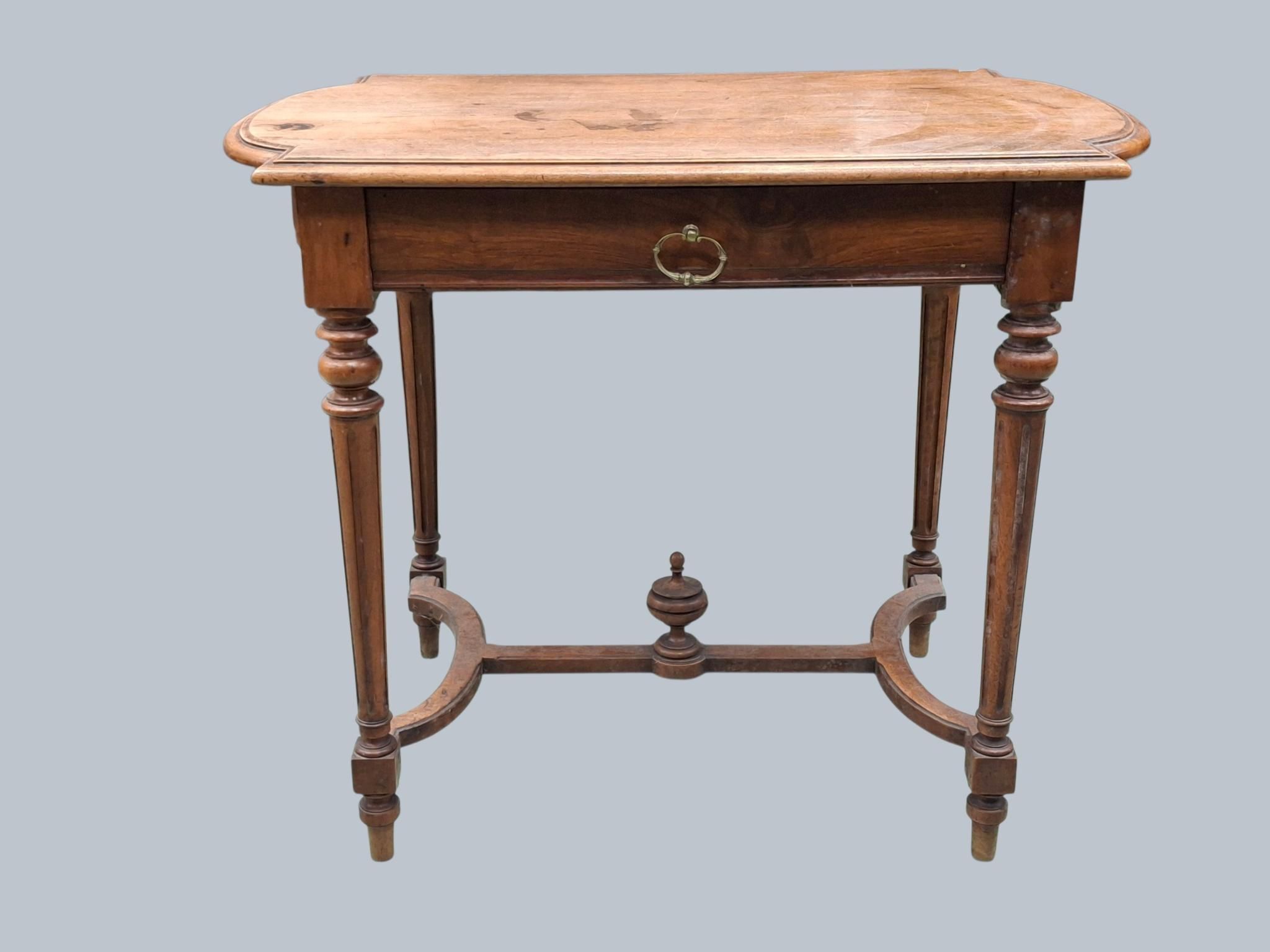 Petite table à écrire en bois posant sur quatre pieds entret…