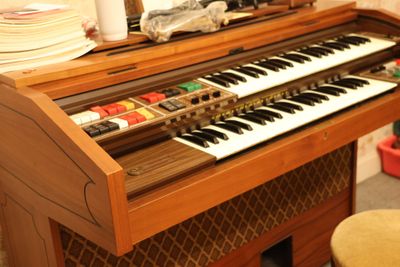 Harmonium The Performer avec son tabouret.