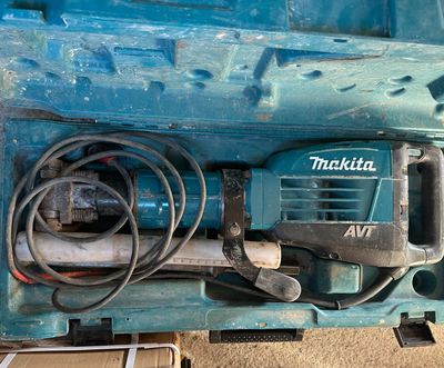 a blue machine that is sitting in the back of a truck