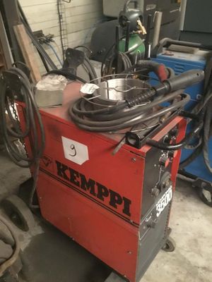 une machine rouge qui se trouve dans un garage