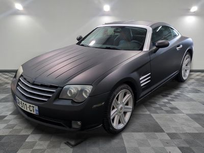 une photo d'une voiture de sport noire garée dans un garage