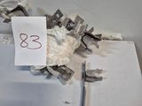 un morceau de papier qui a été arraché du mur