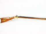 un vieux fusil au canon en bois et aux garnitures en laiton