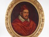 portrait d'un homme portant une casquette rouge et une robe rouge