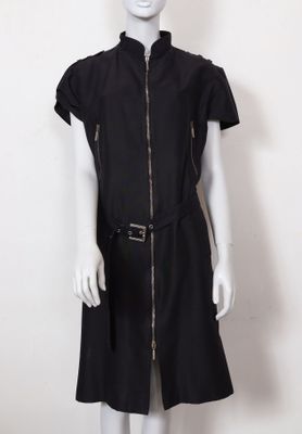 un mannequin portant une robe noire avec une fermeture éclair sur le devant