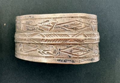 une paire de bracelets manchette en argent ornés d'un motif de poisson