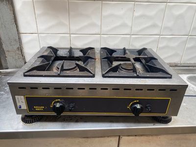 deux feux sur une cuisinière dans une cuisine