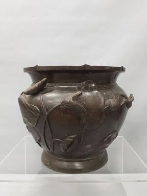JAPON. Grand cache-pot en bronze à décor de grues et nénupha…