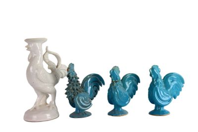 trois vases placés l'un à côté de l'autre sur une table