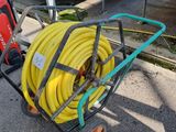 un chariot muni d'un tuyau, garé sur le bord de la route