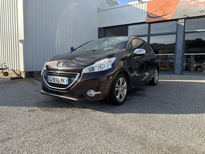La voiture est garée devant l'immeuble, sur le parking.