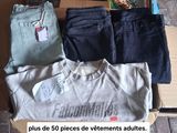 une boîte de vêtements posée sur le sol