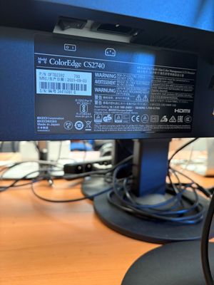 un gros plan d'un écran d'ordinateur posé sur un bureau
