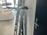 une échelle posée à côté d'une chaise dans une pièce