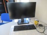 un écran d'ordinateur et un clavier sur un bureau