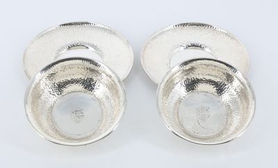 une paire de boutons de manchette plaqués argent sur fond blanc
