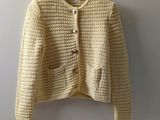 cardigan au crochet couleur crème, avec fermeture à boutons