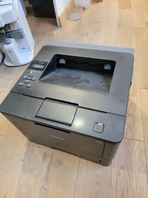 l'imprimante est posée sur le sol à côté de la cafetière