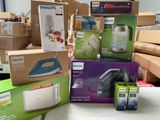 Des cartons contenant des appareils électroménagers sont empilés sur une table dans un entrepôt