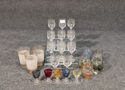beaucoup de verres qui traînent par terre