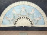 une peinture représentant des anges sur un éventail accroché au mur
