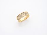 une bague en or avec des diamants sur fond blanc