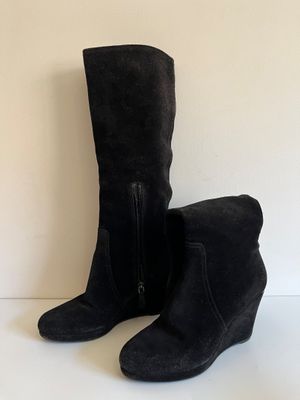 paire de bottines à talons compensés en daim noir, avec des fermetures éclair sur le côté