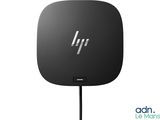 un gros plan d'un ordinateur portable HP noir posé sur un support
