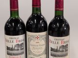 trois bouteilles de vin rouge posées côte à côte sur une table