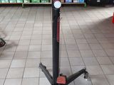 une photo d'une borne d'incendie rouge et noire dans un magasin