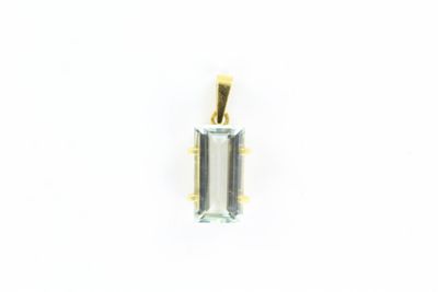 un gros plan d'un pendentif en tourmaline verte sur fond blanc